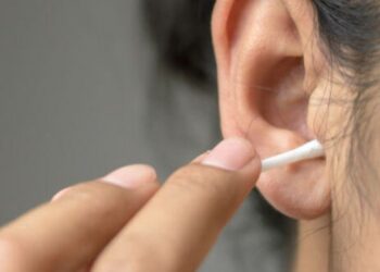 ¿Cuál es la mejor manera de limpiar los oídos?, según médico