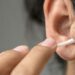 ¿Cuál es la mejor manera de limpiar los oídos?, según médico
