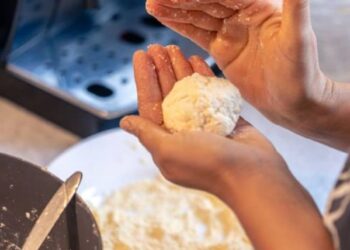 Abuelita mató con buñuelos a su familia en Bolivia: confundió la leche con peligroso químico