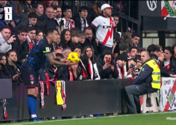 Gesto insólito en España: aficionado del Rayo Vallecano metió el dedo en el trasero a Lucas Ocampos