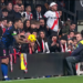 Gesto insólito en España: aficionado del Rayo Vallecano metió el dedo en el trasero a Lucas Ocampos