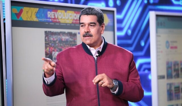El chiste del día: Maduro dijo que Barcelona y Puerto La Cruz “le dan tres patadas” a Nueva York