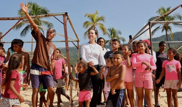 “Venezuela entera se organiza por la libertad”: María Corina Machado comenzó en Arapito su gira oriental