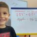 Niño venezolano de seis años es tendencia en redes sociales por sus clases de matemáticas