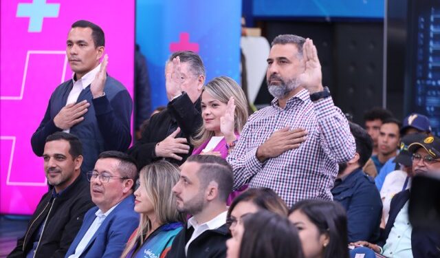 Maduro juramentó a nuevos miembros de su gabinete y les pidió que “trabajen con el pueblo”