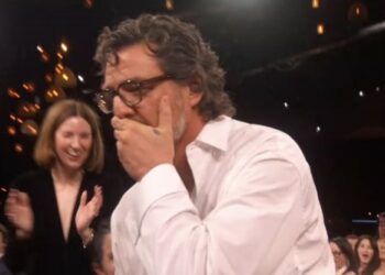 El divertido momento que protagonizó Pedro Pascal al recibir premio a mejor actor: “Estoy un poco ebrio”