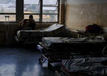 “Si no me lo operan va a fallecer”: la espera por un cupo en los hospitales públicos de Venezuela