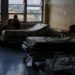 “Si no me lo operan va a fallecer”: la espera por un cupo en los hospitales públicos de Venezuela
