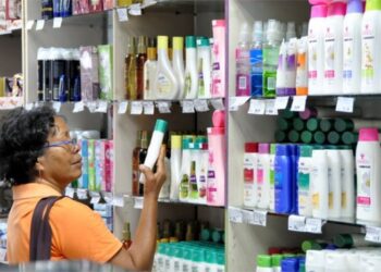 Ante la crisis económica, los zulianos se bañan con jabón líquido para lavar ropa