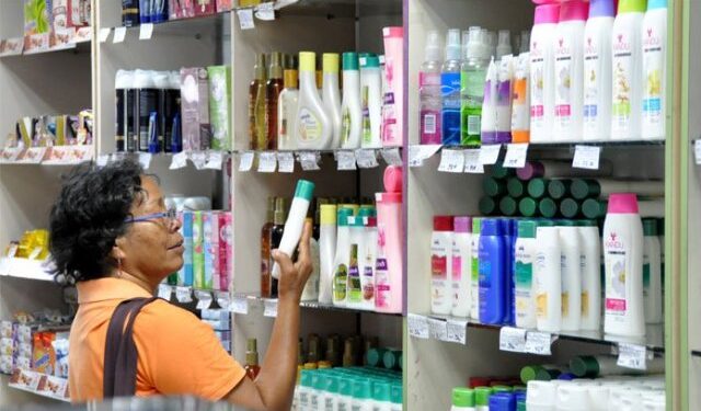 Ante la crisis económica, los zulianos se bañan con jabón líquido para lavar ropa