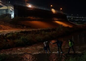 Bloomberg: Regreso de migrantes venezolanos desde EEUU requiere un cambio político, según encuesta