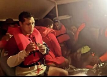 Rescataron a 40 pasajeros que cayeron al agua tras naufragio de un catamarán cerca de Margarita