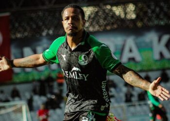 ¡Conmovedor! Venezolano Yonathan del Valle fue figura de partido en Turquía y su hija sirvió de traductora para él