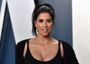 Sarah Silverman y un grupo autores pierden una demanda por plagio contra OpenAI