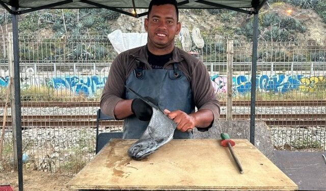 Un migrante venezolano se reinventó como pescadero en Chile y ahora es viral en Tik Tok