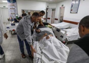 La vida de los heridos que quedan en el Hospital Al Amal de Gaza, en peligro por falta de oxígeno