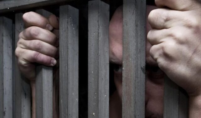 Condenan a 36 años de cárcel a un tailandés por criticar a la monarquía en Facebook