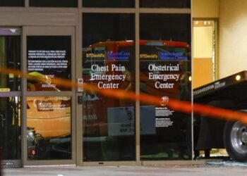 Un muerto y cinco heridos tras estrellarse un vehículo en sala de urgencias de hospital Texas