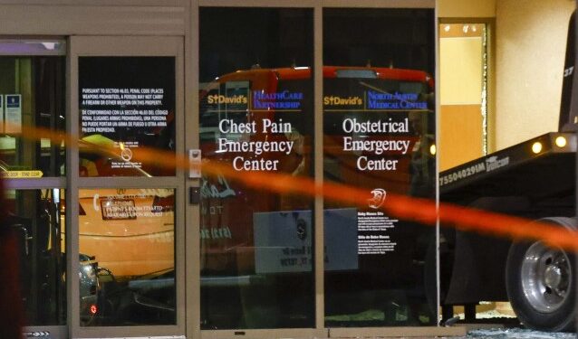 Un muerto y cinco heridos tras estrellarse un vehículo en sala de urgencias de hospital Texas