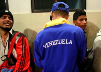 ¿Qué desafíos enfrentan los migrantes venezolanos con estudios incompletos en Perú?