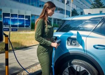 Una joven de 25 años recorre el mundo a bordo de un auto eléctrico para poner a prueba su tecnología y pasó por la Argentina