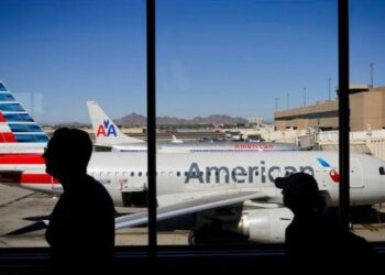 Un pasajero intenta abrir la puerta de un avión en pleno vuelo en EEUU