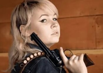 El juicio contra la armera de la película “Rust” comienza con la selección del jurado