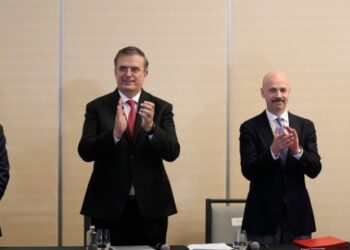 ¿Por qué se recomienda negociar acuerdos políticos fuera de Venezuela y no en ella?