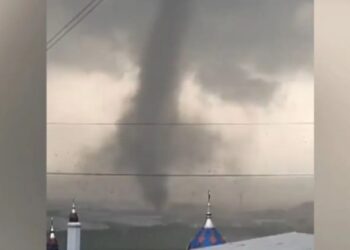 Al menos 33 heridos y más de 500 edificios dañados por un potente tornado en Indonesia