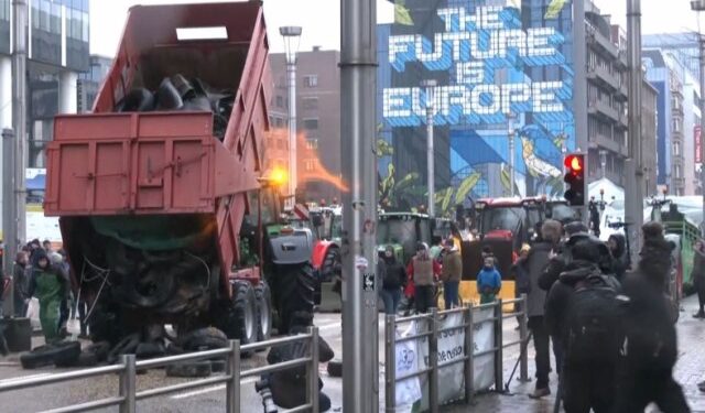 Decenas de tractores toman Bruselas en nueva protesta durante consejo ministros europeos