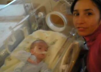 Adoptó un bebé que estaba en terapia intensiva para que tuviera una mamá en el último segundo y sucedió un milagro