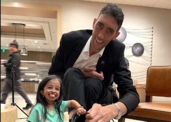 El hombre más alto y la mujer más baja se reunieron para un proyecto secreto (VIDEO)