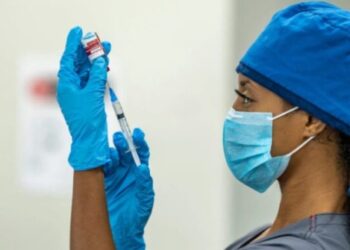 Estudio asegura que vacunas contra el Covid dañaron la salud de una pequeña parte de la población