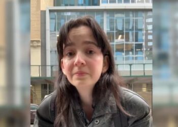 El VIDEO de la egresada universitaria que salió a repartir su currículum en Nueva York y rompió en llanto