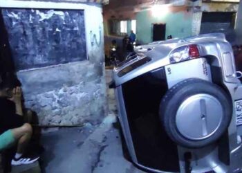 Milagro en La Vega: Conductor en estado de ebriedad volcó su camioneta y salió ileso (Imágenes)