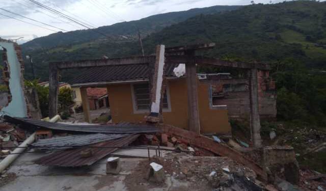 Varias familias compraron terreno para construir sus casas en Táchira y ahora unos vecinos lo invadieron