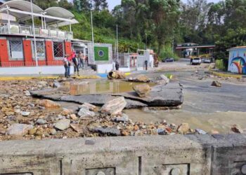 Rotura de tubería matriz deja sin agua a Los Salías, Carrizal y Guaicaipuro (Fotos)