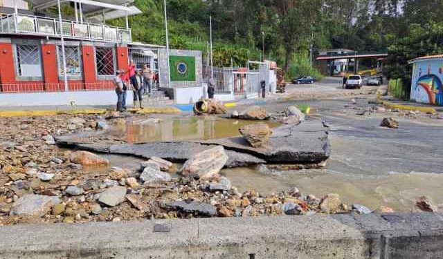 Rotura de tubería matriz deja sin agua a Los Salías, Carrizal y Guaicaipuro (Fotos)