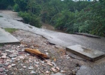 ¡Alerta en Lara! Lluvias ocasionan derrumbe de vialidad en el sector La Ruezga y pone en riesgo a sus habitantes
