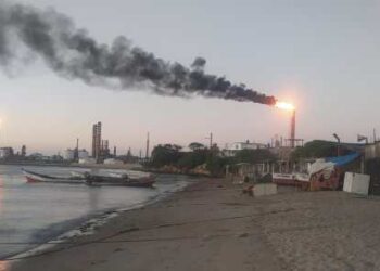 After almost a month three crude oil spills continue to pollute the Golfete de Coro in western Venezuela