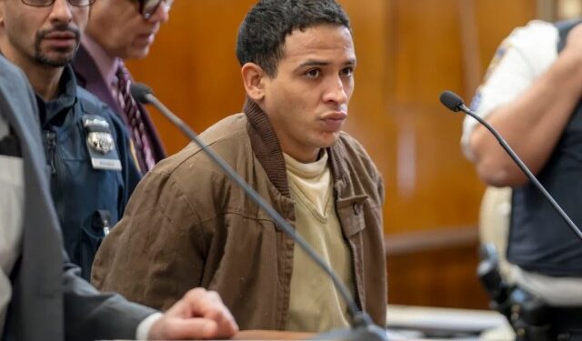 Venezolano que le dio una paliza a policías en Times Square se declaró no culpable