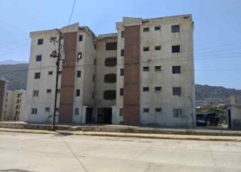 Edificio de Misión Vivienda en Mare, afectado por el socialismo y la ineficiencia de Hidrocapital en La Guaira