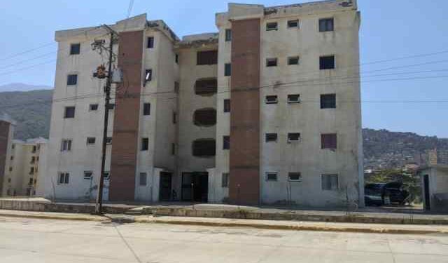 Edificio de Misión Vivienda en Mare, afectado por el socialismo y la ineficiencia de Hidrocapital en La Guaira
