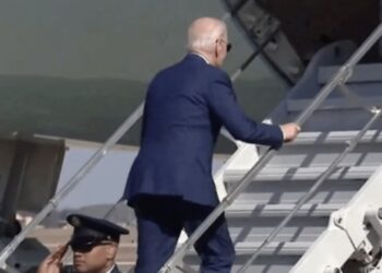Biden aún no consigue entablar una amistad con las escaleras del Air Force One: su último tropezón (VIDEO)