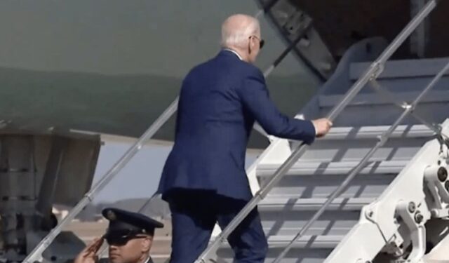 Biden aún no consigue entablar una amistad con las escaleras del Air Force One: su último tropezón (VIDEO)
