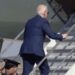 Biden aún no consigue entablar una amistad con las escaleras del Air Force One: su último tropezón (VIDEO)