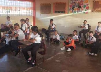 Estudiantes de la escuela Luis Asdrúbal Rondón de Maturín reciben clases en el suelo (FOTOS)