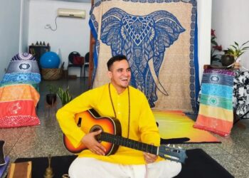 Venezolano gana reconocimientos internacionales por su labor social a través del yoga (VIDEO)