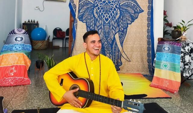 Venezolano gana reconocimientos internacionales por su labor social a través del yoga (VIDEO)