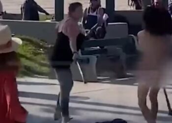 Una mujer desnuda y un palo con clavos: el VIDEO de una insólita pelea en las calles de Los Ángeles